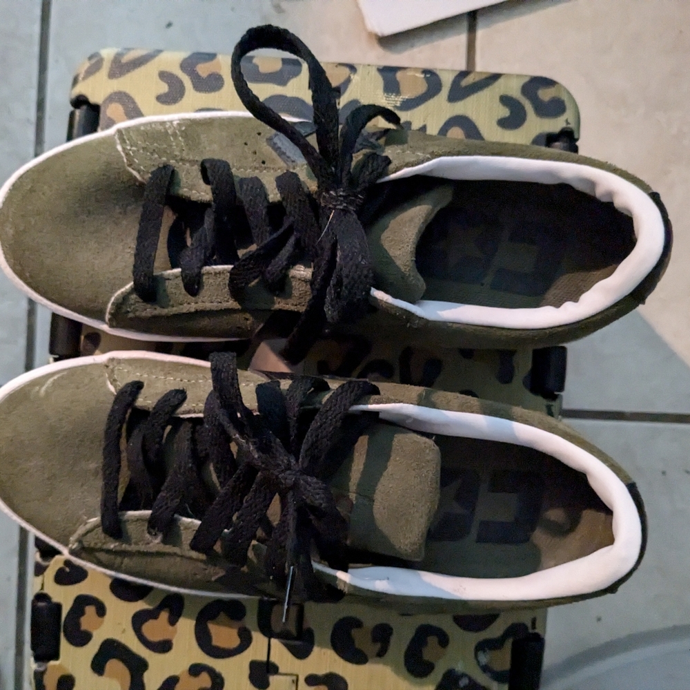 Converse road stars Size Women 5.5 Men 4.5 Olive green